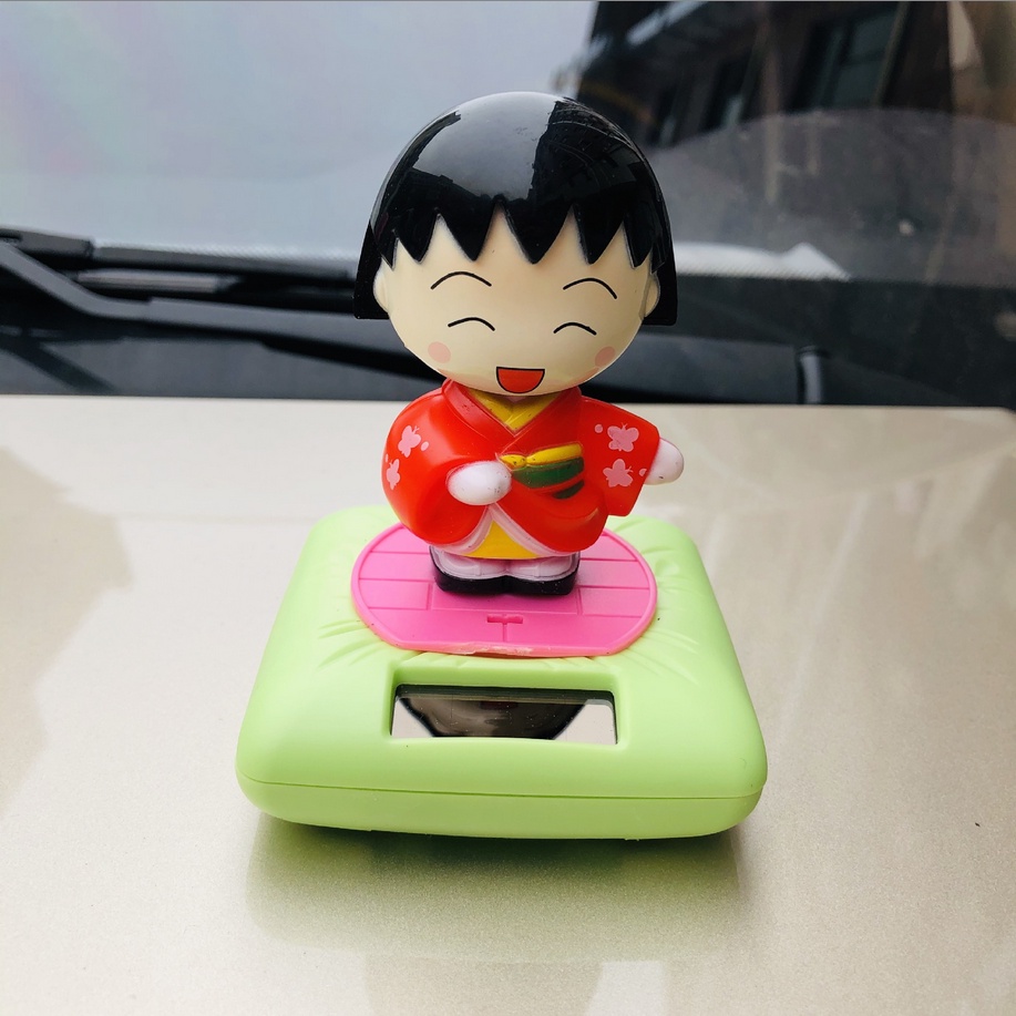 CHIBI MARUKO CHAN n TAMAE HONAMI Boneka Figure Miniatur Pajangan Mobil Solar Power Goyang Kepala Shacking Head