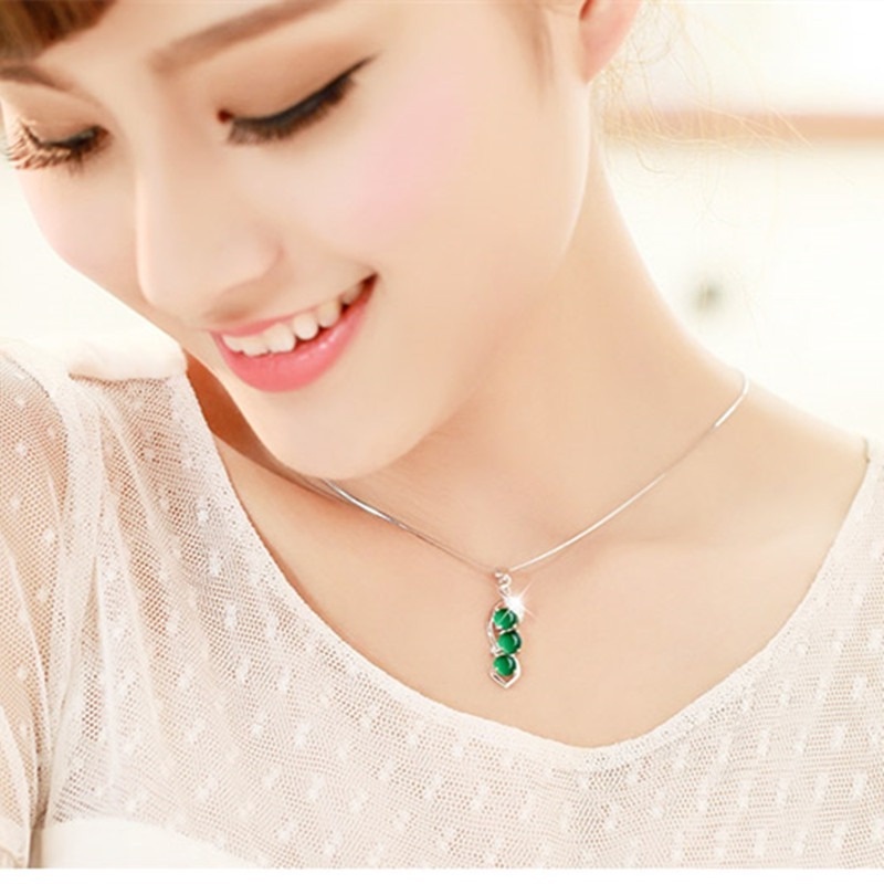 [Ready Stock]Fashion Inlaid Emerald Pendant Plated 925 Silver Necklace