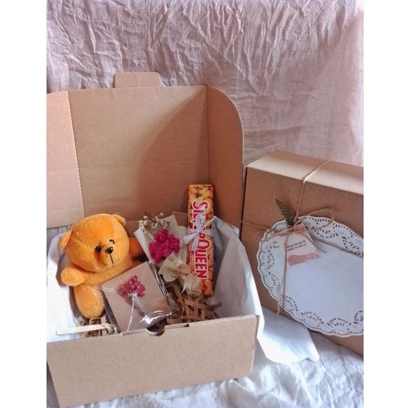 

Silverqueen hampers / hampers boneka / bunga kering / hadiah wisuda / valentine / hadiah ulang tahun / hadiah / boneka boba