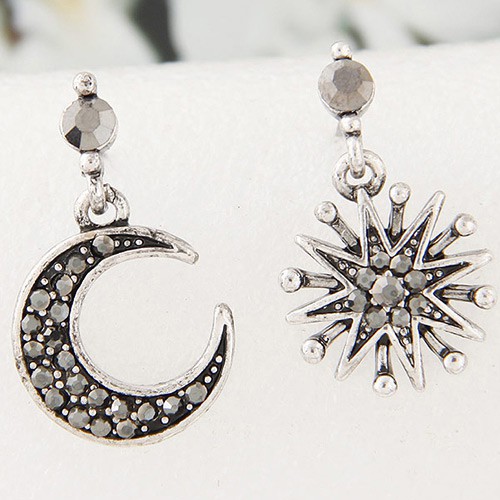 LRC Anting Tusuk Personlity Color Moon Shepe Decorated Simple Asymmetry Earrings