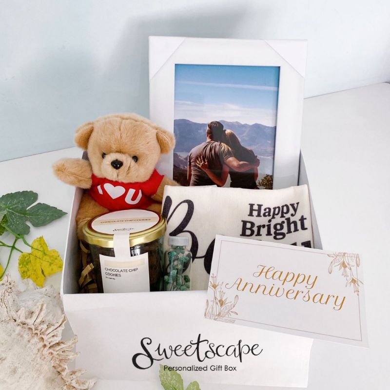 

Gift Box Package 299-Paket Hampers 299 - Parcel Ulang Tahun - Souvenir