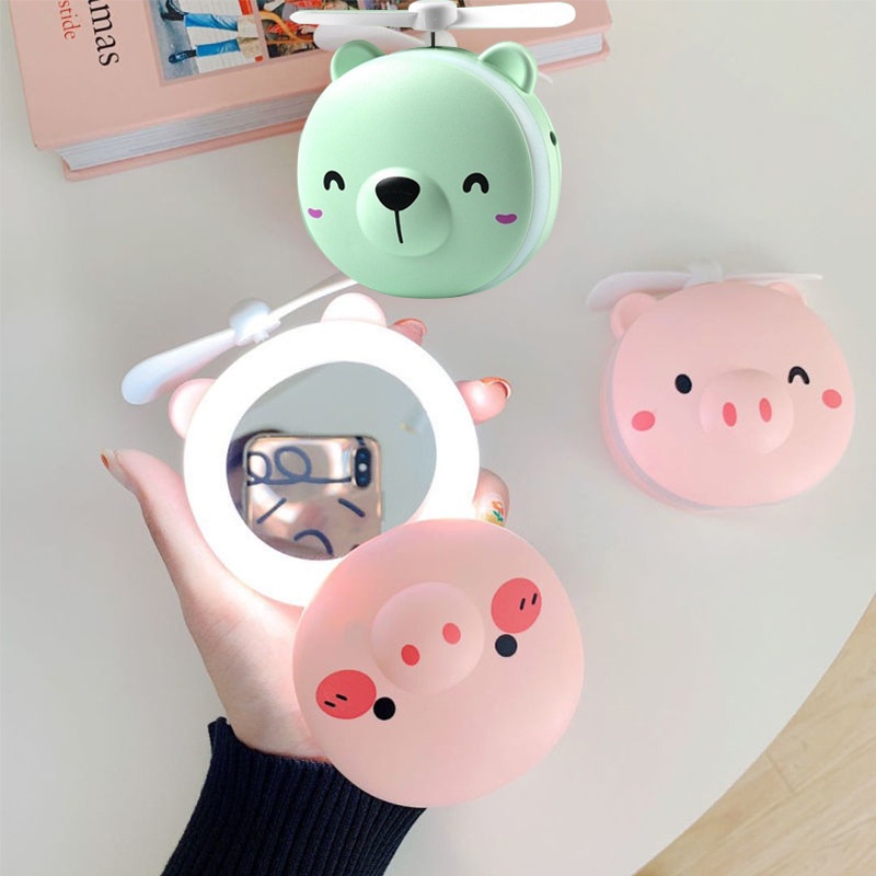 Kipas Angin Portable Lucu Karaker Kaca Cermin LED Mini Fan Mirror Portable Travelling 3 In 1 CERMIN LED TOUCH SENSOR/KACA CERMIN RIAS / KACA CERMIN MAKEUP LED MIRROR CERMIN LAMPU TIDUR BULAT KACA RIAS DANDAN MAKEUP KOSMETIK PUTIH / PINK BAGUS TERANG