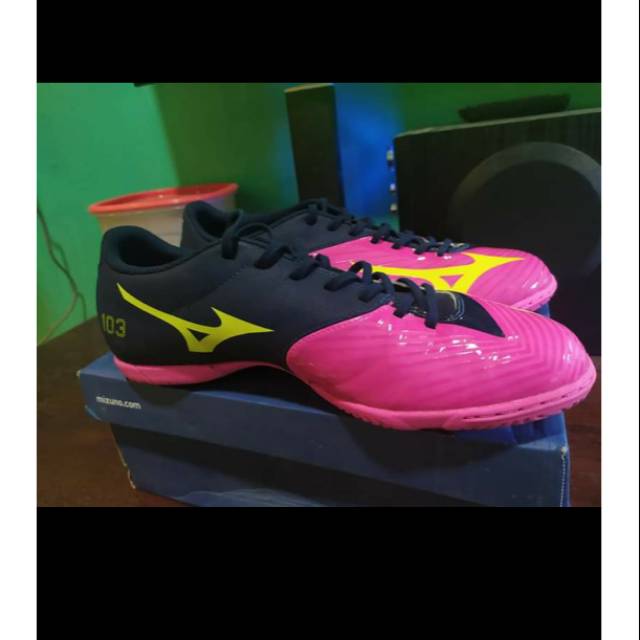 Sepatu futsal mizuno