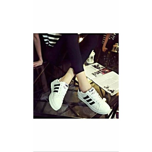 Sepatu kets wanita adidas hitam