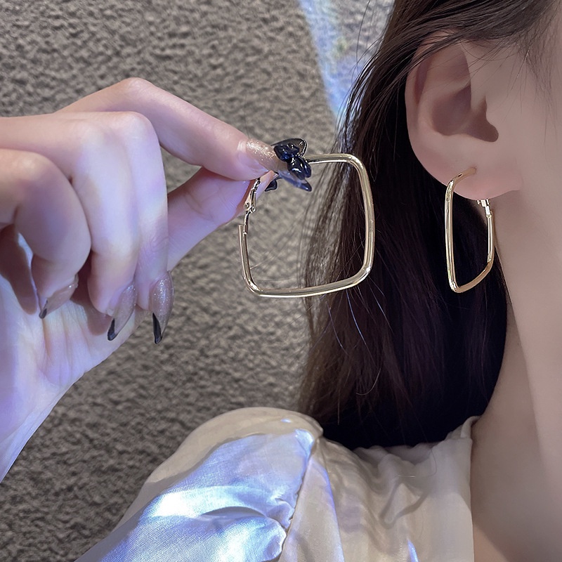 Anting Tusuk Bentuk Kotak Geometri Simple Gaya Korea Untuk Wanita