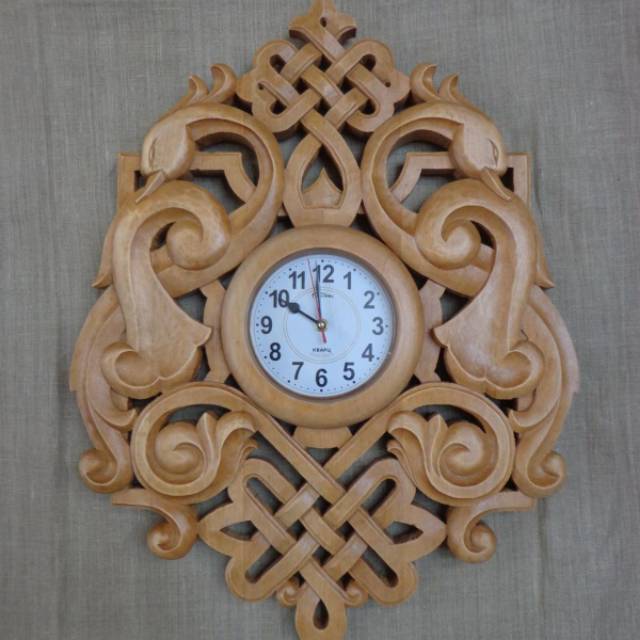 Jam dinding ukiran kayu