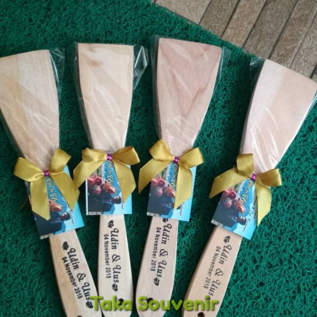 Souvenir solet pendek kemas plastik