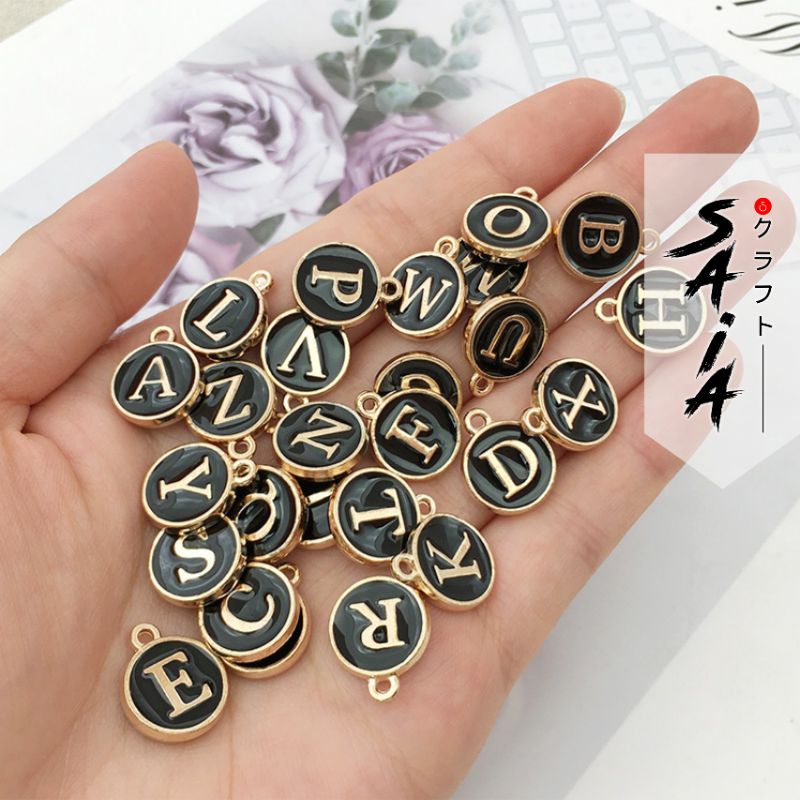 Charm huruf epoxy A to Z koin enamel warna hitam bandul gelang kalung satuan