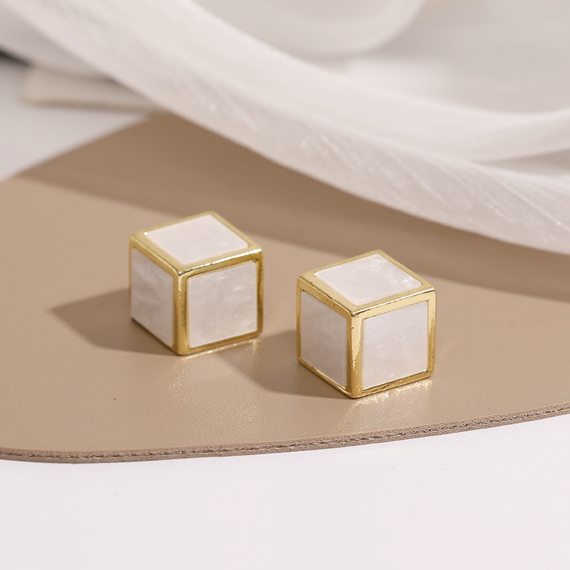 Bahasa Perancis anting-anting tiga dimensi persegi sederhana fashion desain telinga studs warna yang