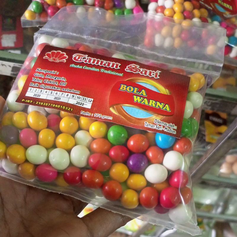 

camilan bola bola coklat warna