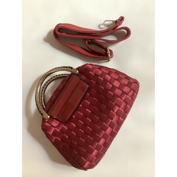 tas wanita model rajut . tas pesta merah
