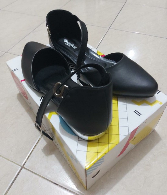 Sepatu Big Size Wanita (kode: Monnaqueen Cream / Black)