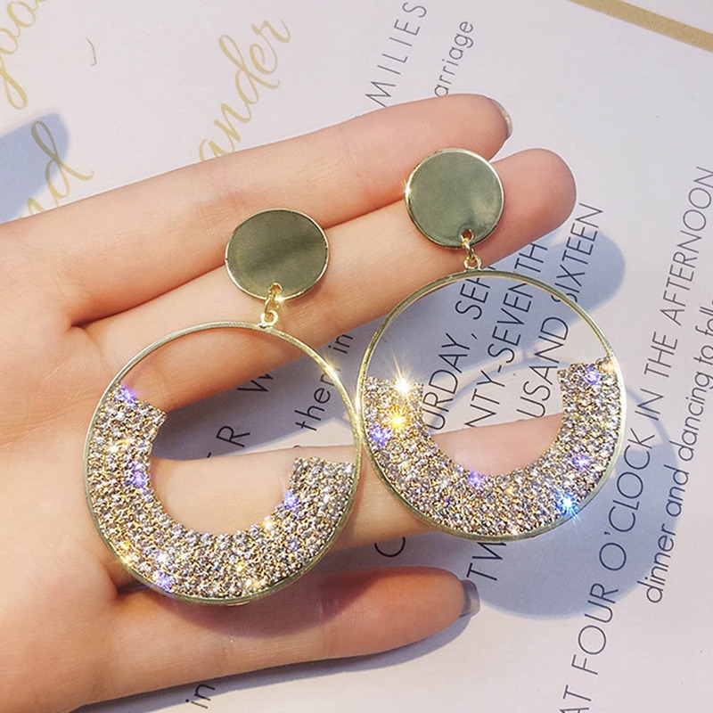 Anting Gantung Pola Geometri Bulat Warna Emas Berlian Anting Gantung Pola Geometri Bulat Warna Emas Berlian