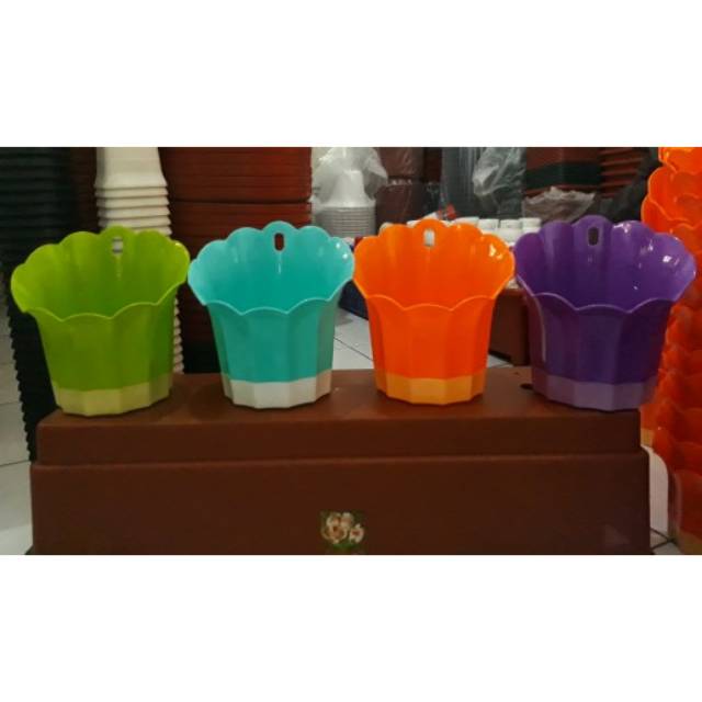 Pot bunga tempel atau dinding warna warni diameter 18cm Pot bunga tempel atau dinding warna warni diameter 18cm