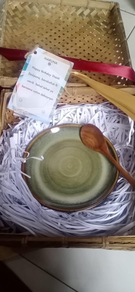 Naruna Piring Keramik Handmade Warna Hijau  Include Sendok Kayu Bisa Grafir Satuan