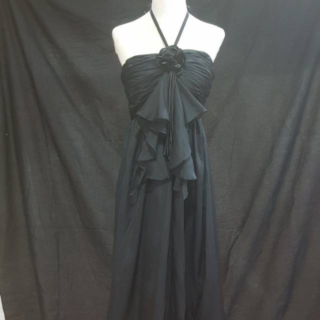 Gaun pesta panjang hitam model depan 1 bunga