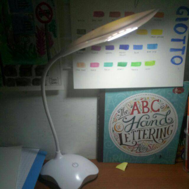 Lampu Belajar Dengan Tiang Fleksibel Besar Sentuh Nyala .