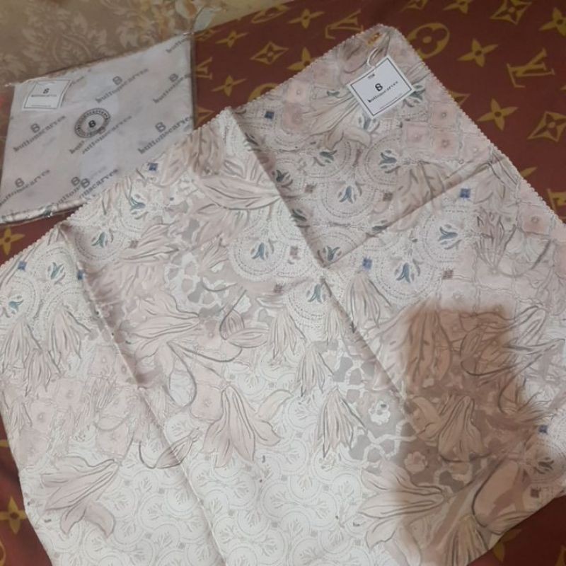 buttonscarves maharani safed