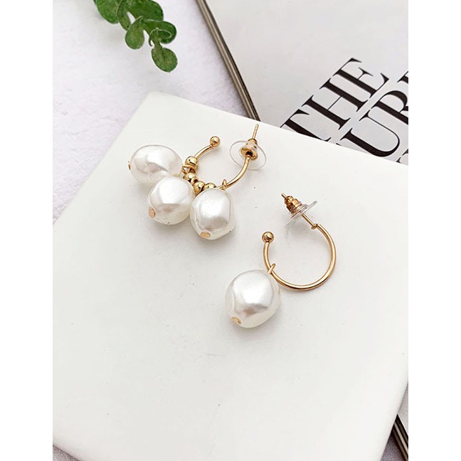 LRC Anting Tusuk Fashion Gold Alloy Pearl Asymmetric Earrings F58092