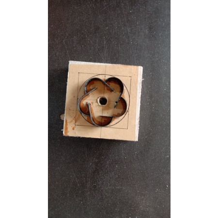 

piso pond motif bunga
