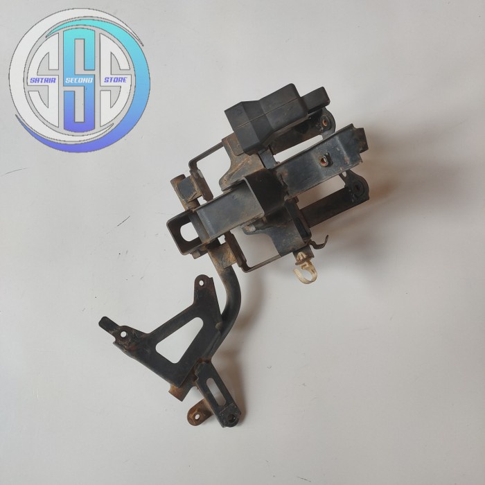 DUDUKAN BRAKET AKI TAMENG AKI DEPAN HONDA VARIO 125 OLD ORIGINAL