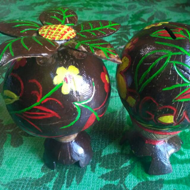 Celengan batok kelapa
