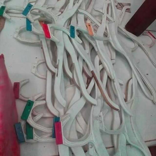 Hanger bekas toko