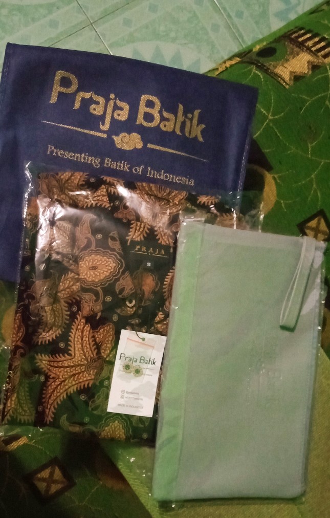 Praja Batik Trisatya - Kemeja Batik Pria Lengan Panjang Hitam Coklat Reguler Fit