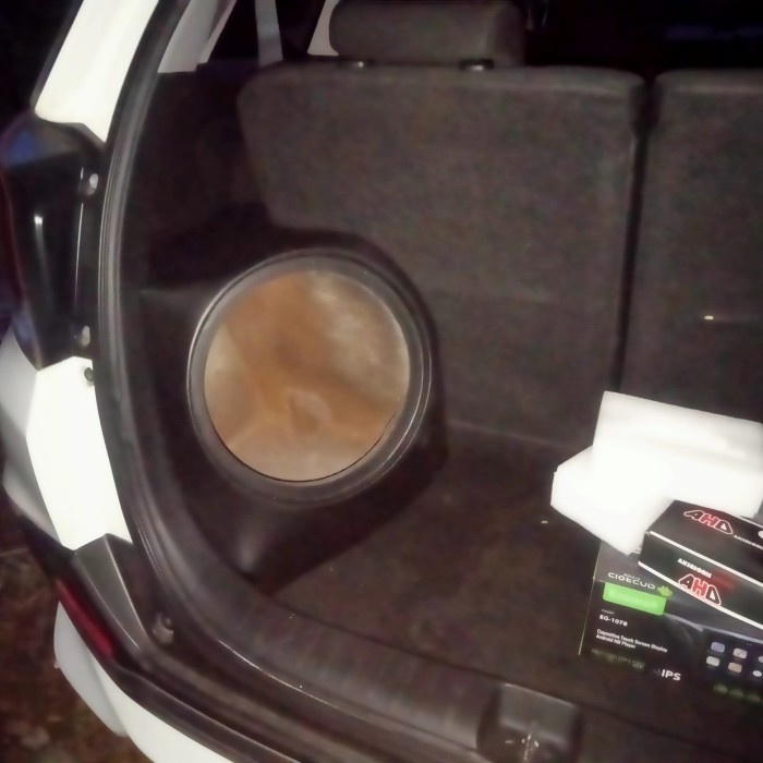 BOX SUDUT SUBWOOFER HONDA MOBILIO /BR-V 10/12"