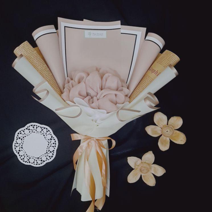 Menarik.. bouquet bunga, uang, snack dan hijab untuk hadiah