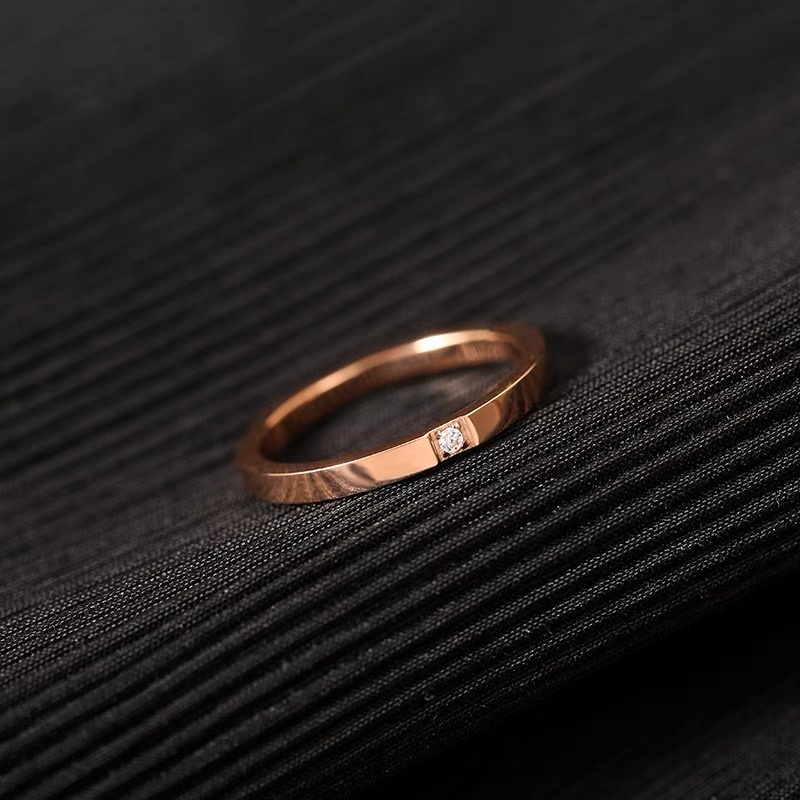 Cincin Berlian Bahan Titanium Steel Warna Rose Gold Gaya Korea Untuk Unisex