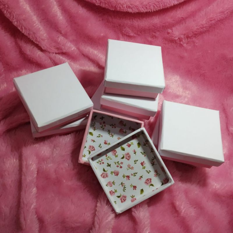 

Kotak Kado Ukuran 6*6*3 cm Pakai Lapisan