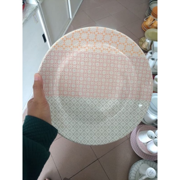 DINNER PLATE PIRING KERAMIK SANGO MOTIF BATIK UKIR MERAH PUTIH KOLEKSI DEKOR DAPUR CANTIK
