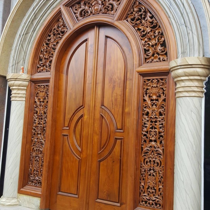 KUSEN DAN PINTU RUMAH UTAMA UKIR JATI