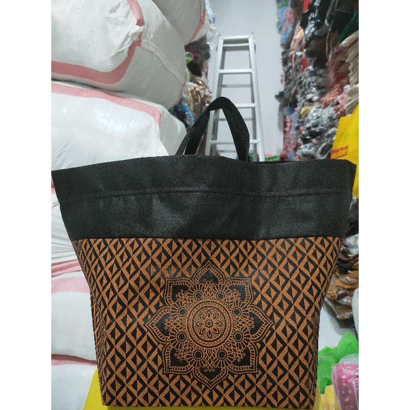 Tas hajatan Serut batik tenggah uk.22x22cm
