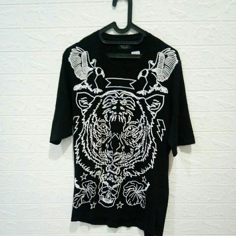 Kaos Polos Hitam Motif Harimau.. Ukuran L..Merk Zara Man..PL Pribadi