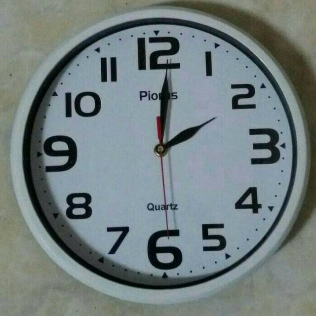 Jam dinding Polo's mumer