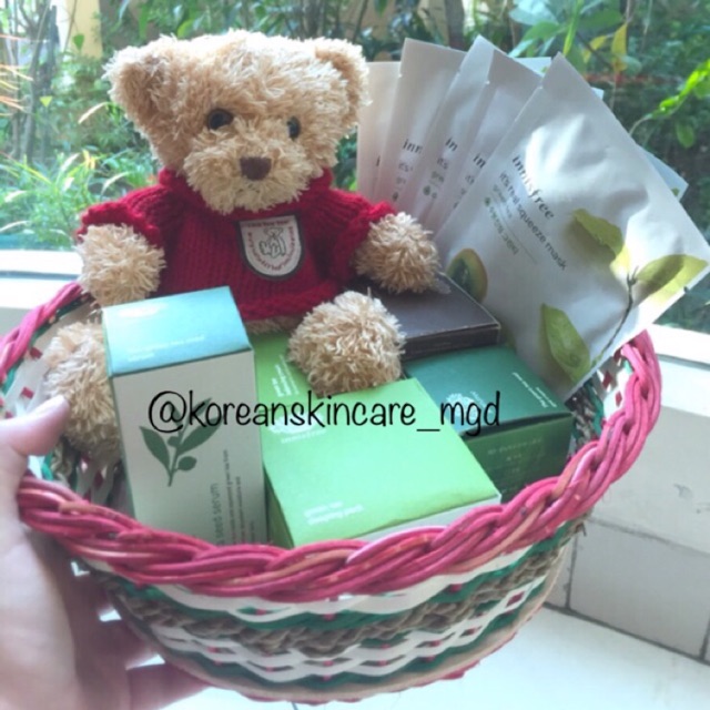 Paket SESERAHAN Skincare Parcel Innisfree