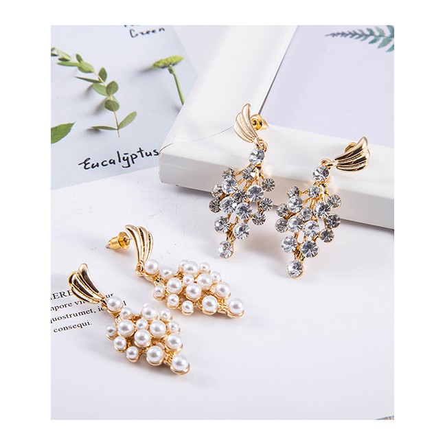 LRC Anting Jepit Fashion Ear Clip Pearl Grape Pearl Alloy Diamond Earrings K77688