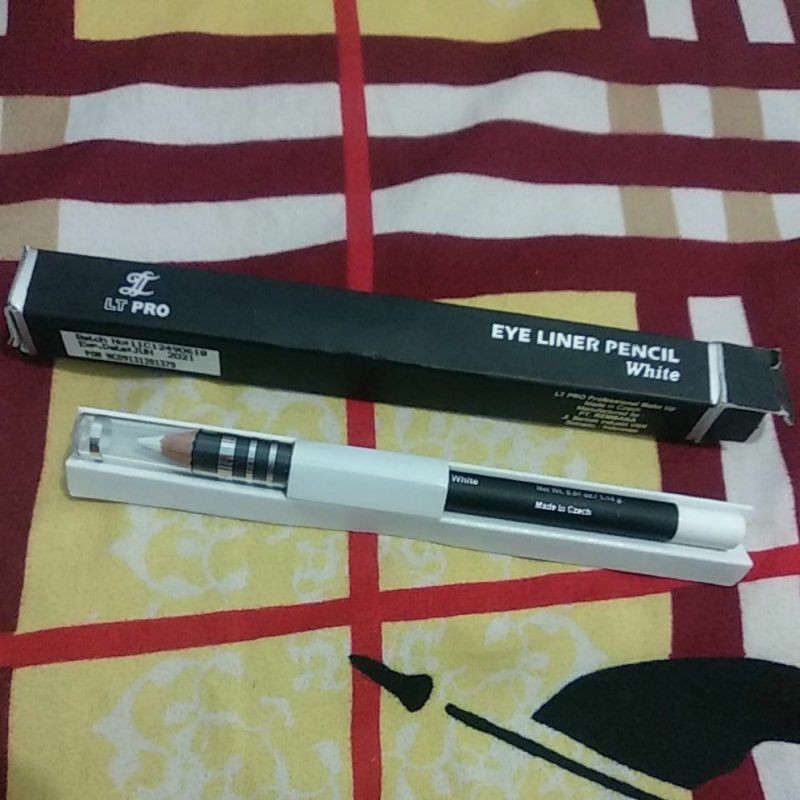 

eyelinerwhite