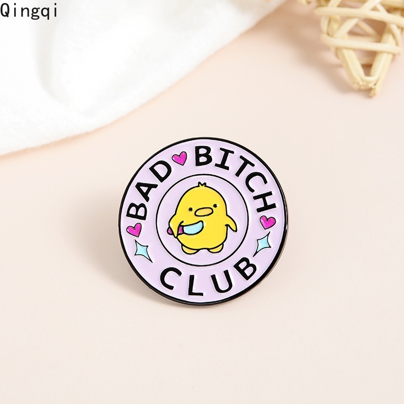 Bros Pin Enamel Desain Kartun Bebek Kuning Bad Bitch Club Dengan Pisau Untuk Hadiah