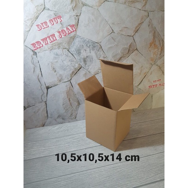 

Kardus Kotak Box uk. 10,5x10,5x14 cm Die Cut botol DB ( min.order 5 pcs )