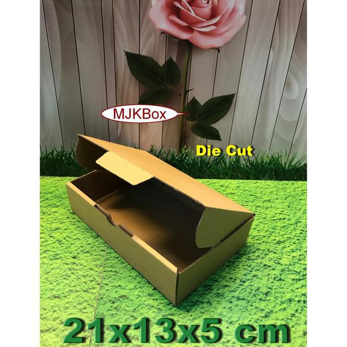 

Kardus/Karton/Box Uk. 21X13X5 Cm.......Ukuran Kue Brownies Kecil