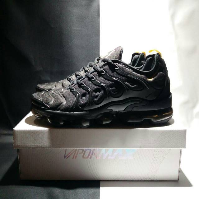 nike vapormax plus black gold