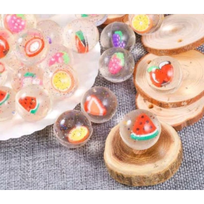 Bola bekel bening kecil.