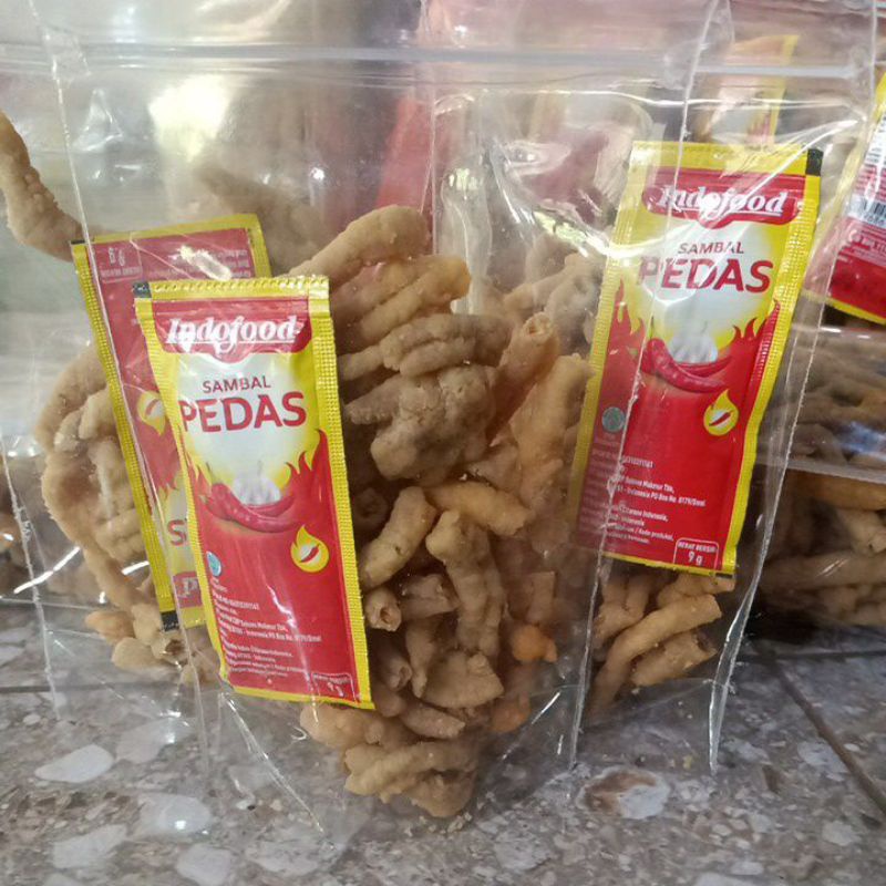 

kripik usus 70grm free saus