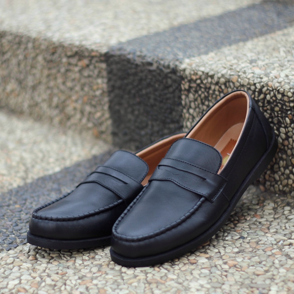 MELISMATIC BLACK ORIGINAL x REYL MAN Sepatu Loafers Hitam Kulit Sapi Asli Pria Slip On Simple Casual Semi Formal Kerja Kantor Slop Jalan Santai Hangout Pesta Kondangan Kuliah Selop Resmi Kantoran Genuine Leather Loafer Men Footwear Keren Terbaru Branded