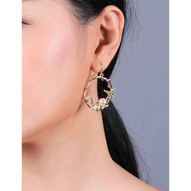 LRC Anting Gantung Fashion Gold Electroplated Leaves Geometric Circle Pearl Earrings F94085