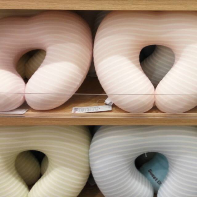 Miniso bantal leher garis desain japan