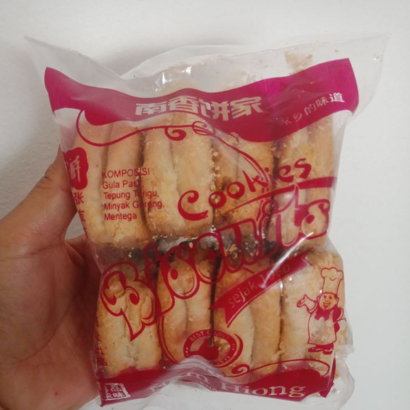 

Sakak Pia Biskuit Segitiga Namhiong Khas Selatpanjang